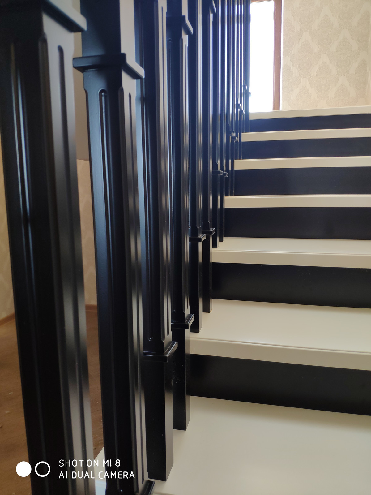 Лестница в контрастном стиле