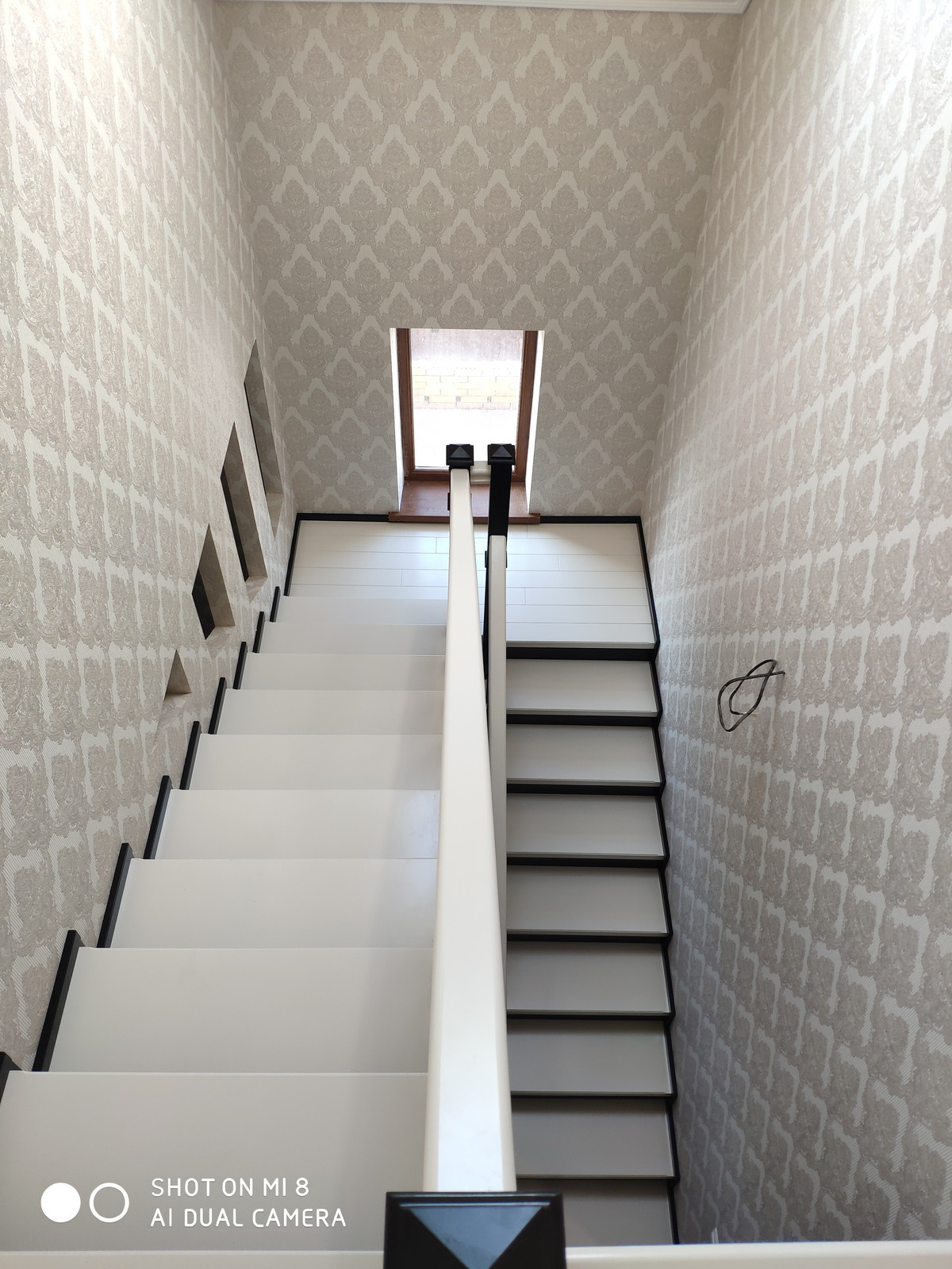 Лестница в контрастном стиле