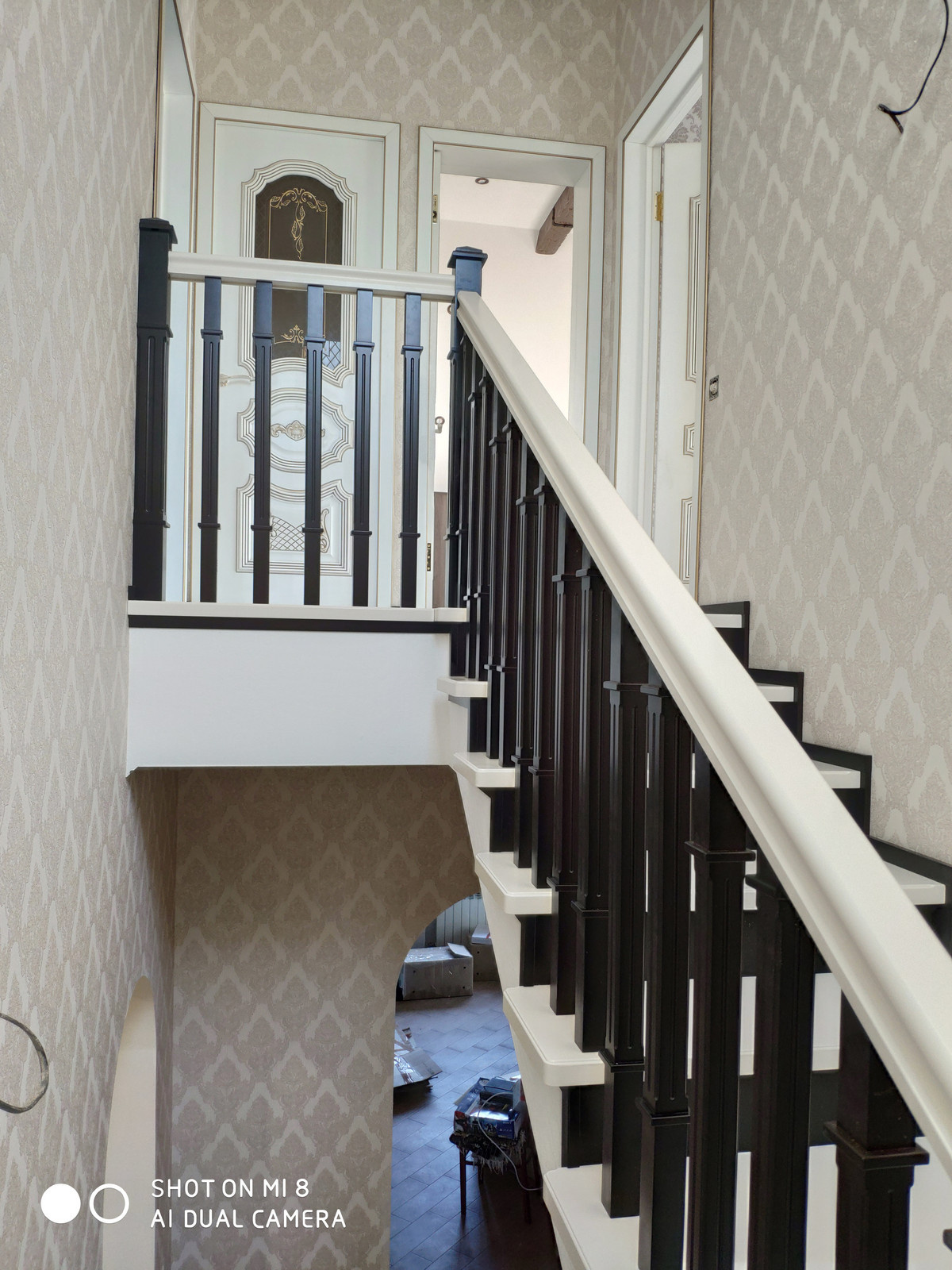 Обложка проекта: Лестница в контрастном стиле