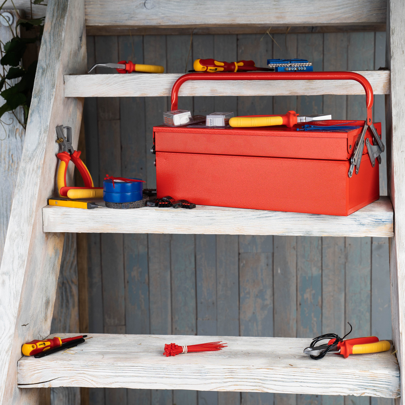 Электромонтажные изделия и инструменты EKF