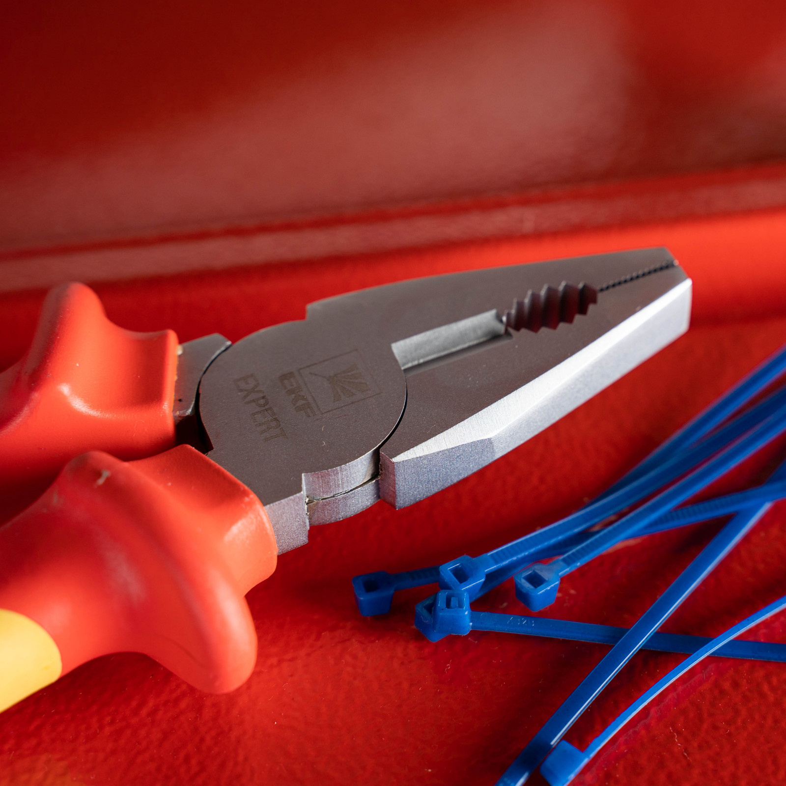 Электромонтажные изделия и инструменты EKF