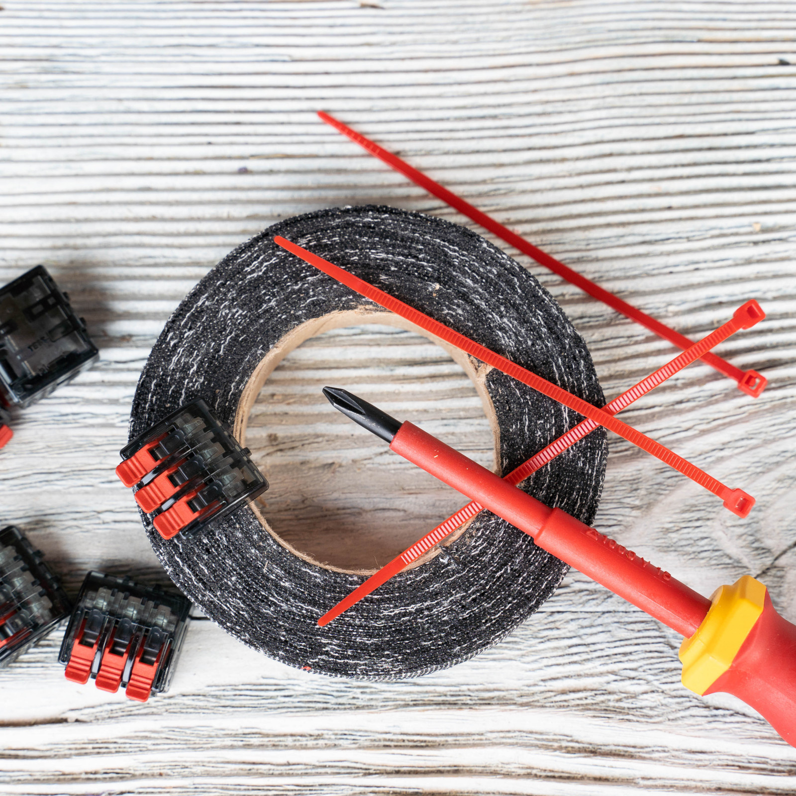 Электромонтажные изделия и инструменты EKF