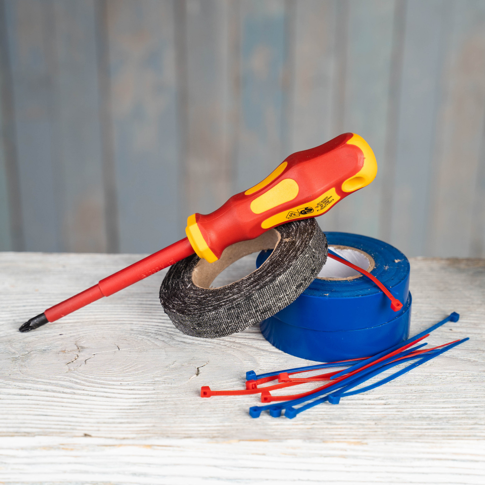 Электромонтажные изделия и инструменты EKF