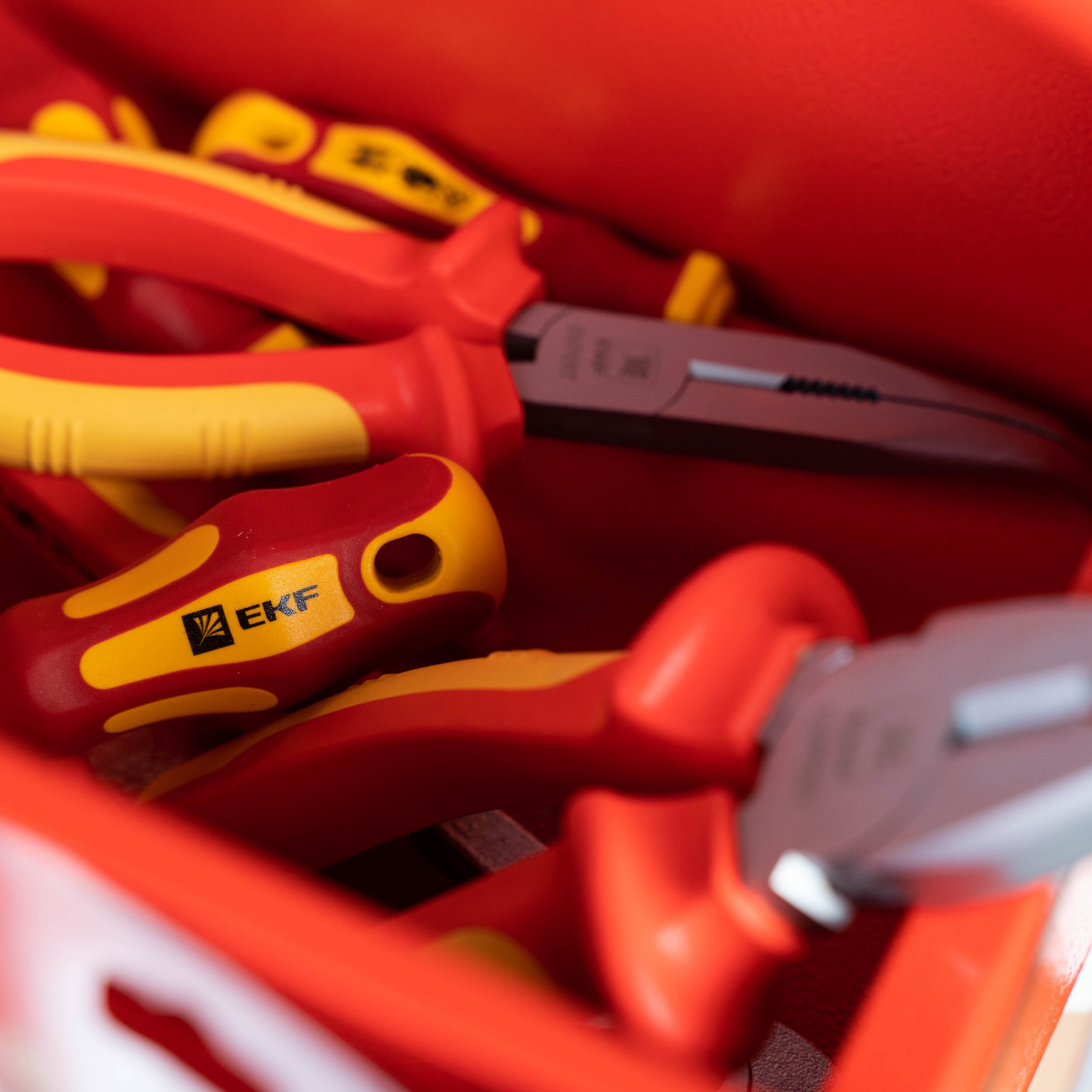 Электромонтажные изделия и инструменты EKF