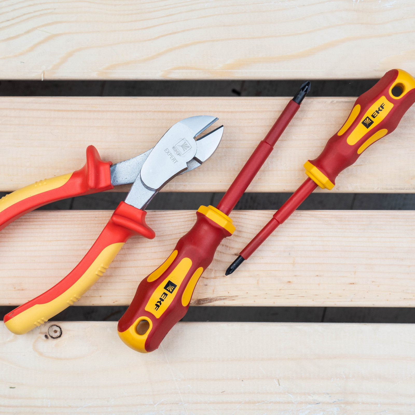 Электромонтажные изделия и инструменты EKF