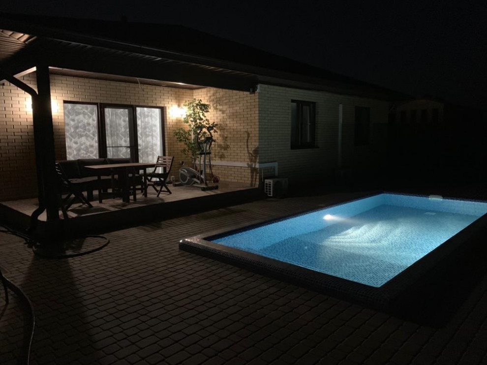 Одноэтажный дом с автонавесом и бассейном у террасы