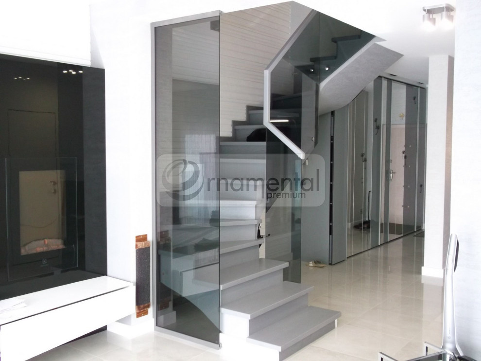 Стеклянные перила в частном доме