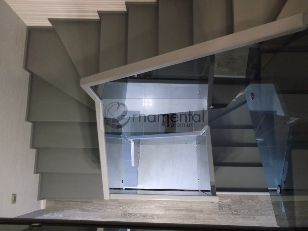 Стеклянные перила в частном доме