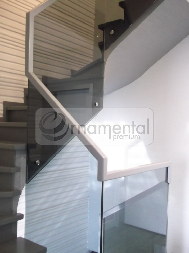 Стеклянные перила в частном доме