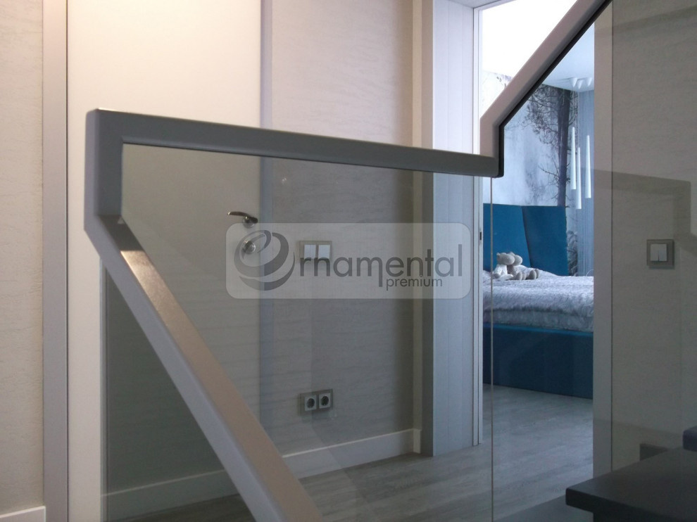 Стеклянные перила в частном доме