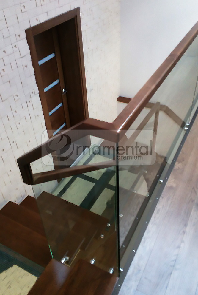 Лестница со стеклянными элементами