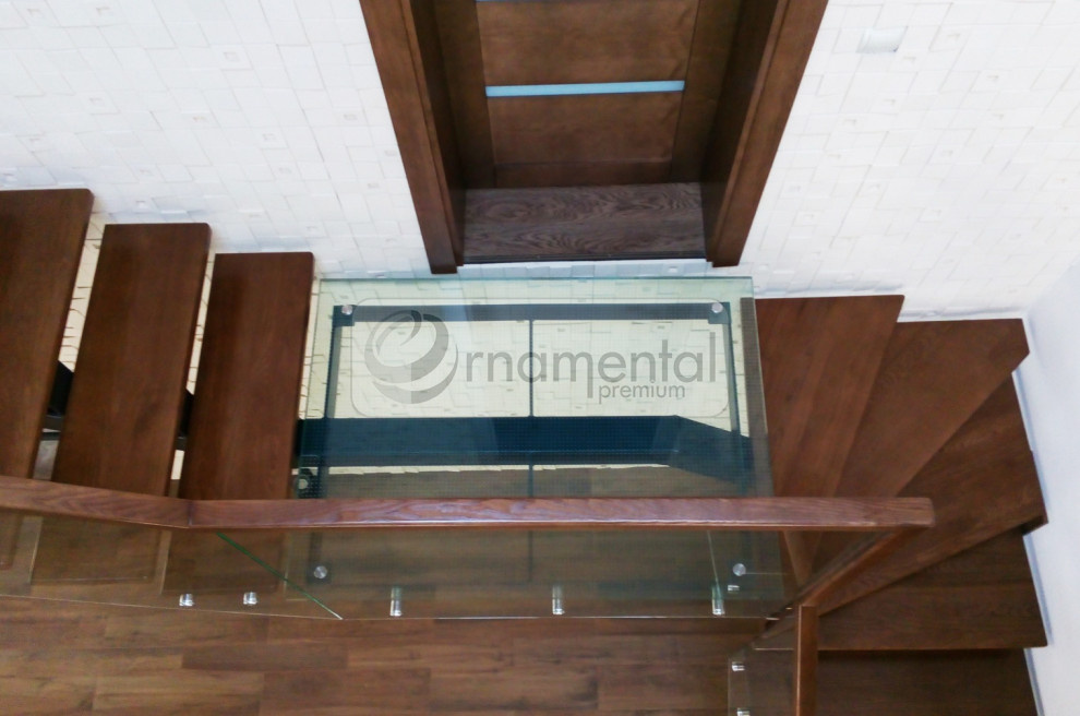 Лестница со стеклянными элементами