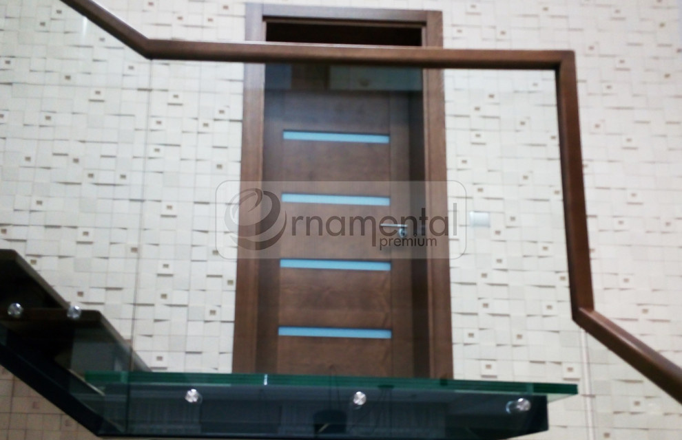 Лестница со стеклянными элементами