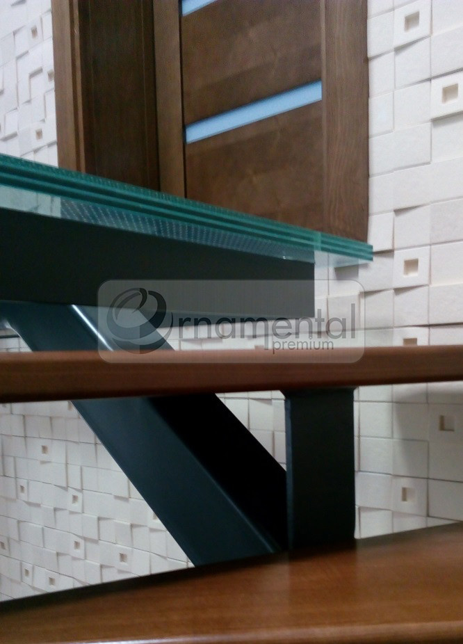 Лестница со стеклянными элементами