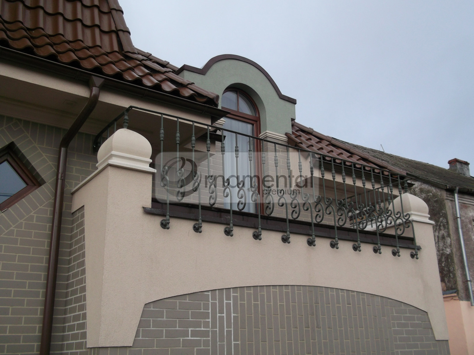 Балюстрады, балкон и ворота для частного дома