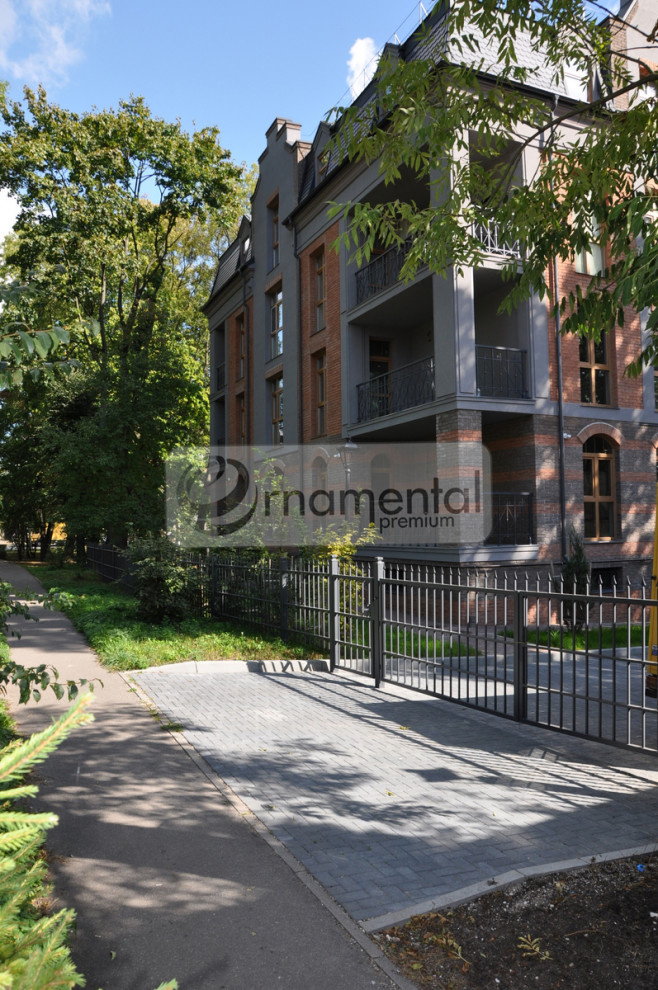 Балконы, ворота и балюстрады для многоквартирного дома