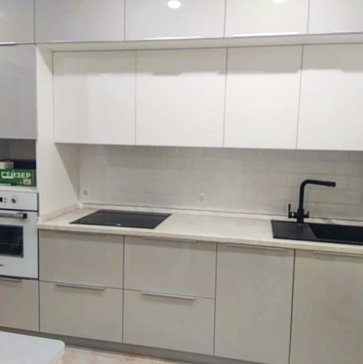 Современная кухня  с антресольной зоной серый глянец