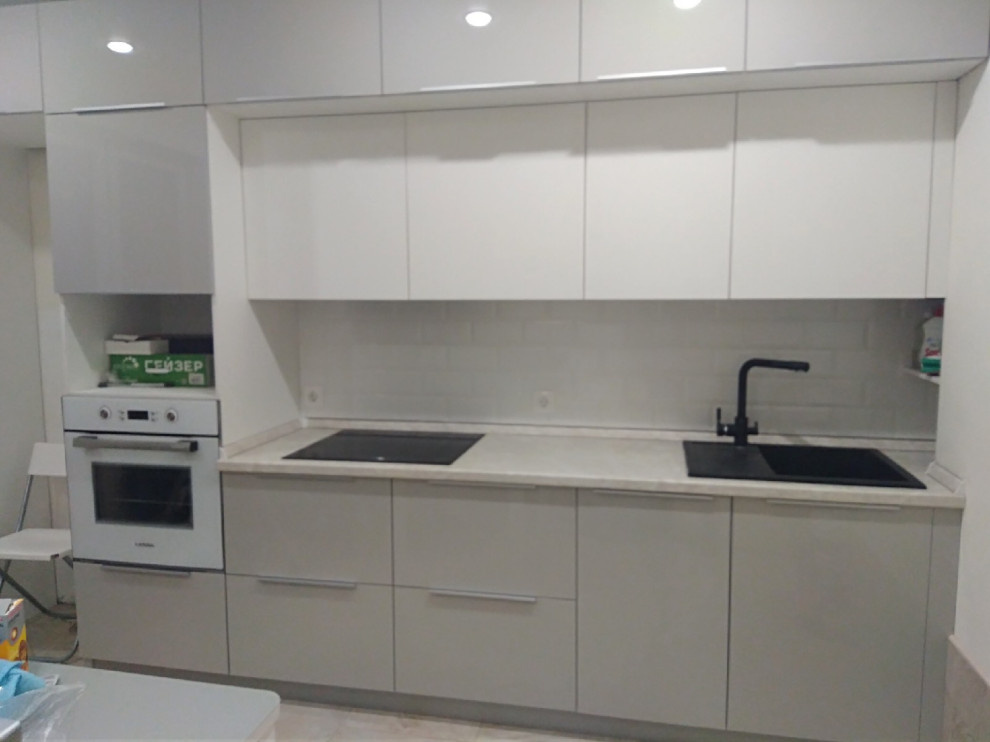 Современная кухня  с антресольной зоной серый глянец