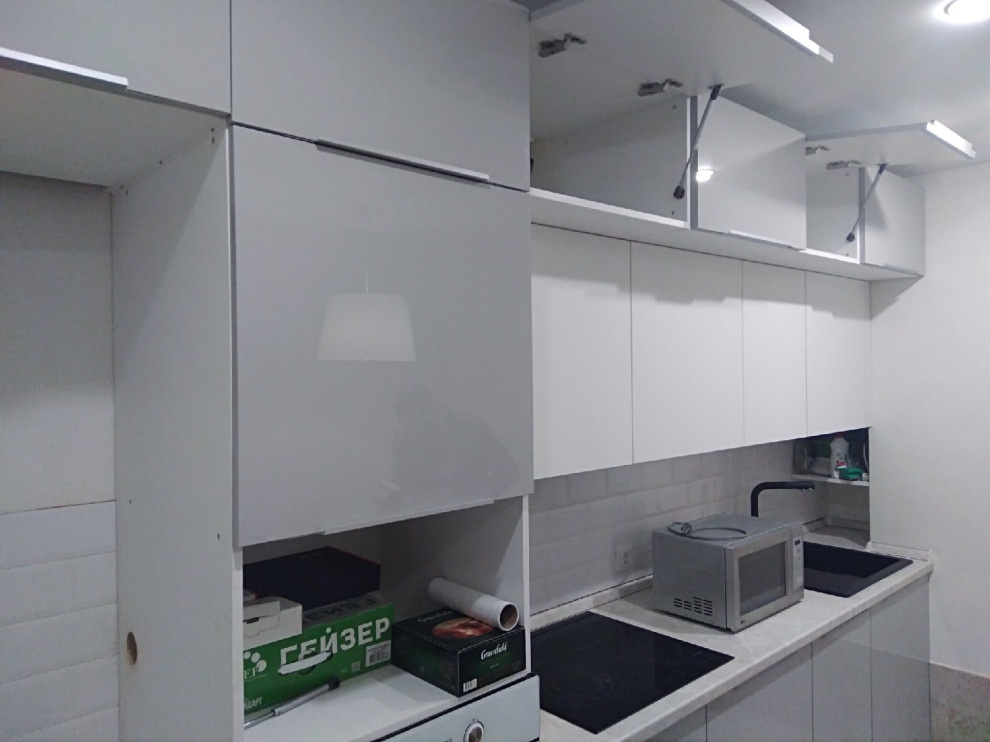 Современная кухня  с антресольной зоной серый глянец