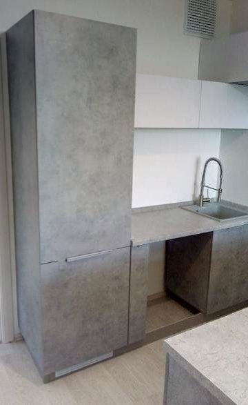 Маленькая кухня с островом серый бетон