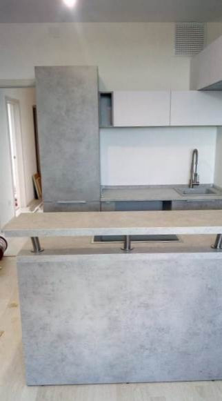 Маленькая кухня с островом серый бетон