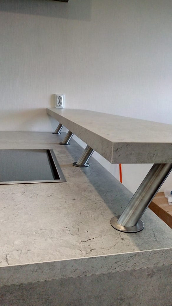 Маленькая кухня с островом серый бетон