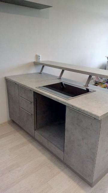 Маленькая кухня с островом серый бетон