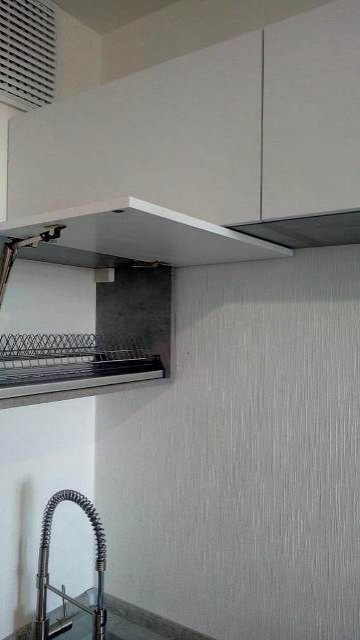 Маленькая кухня с островом серый бетон