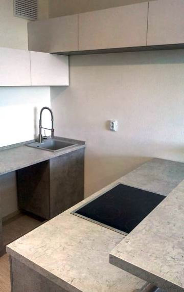 Маленькая кухня с островом серый бетон