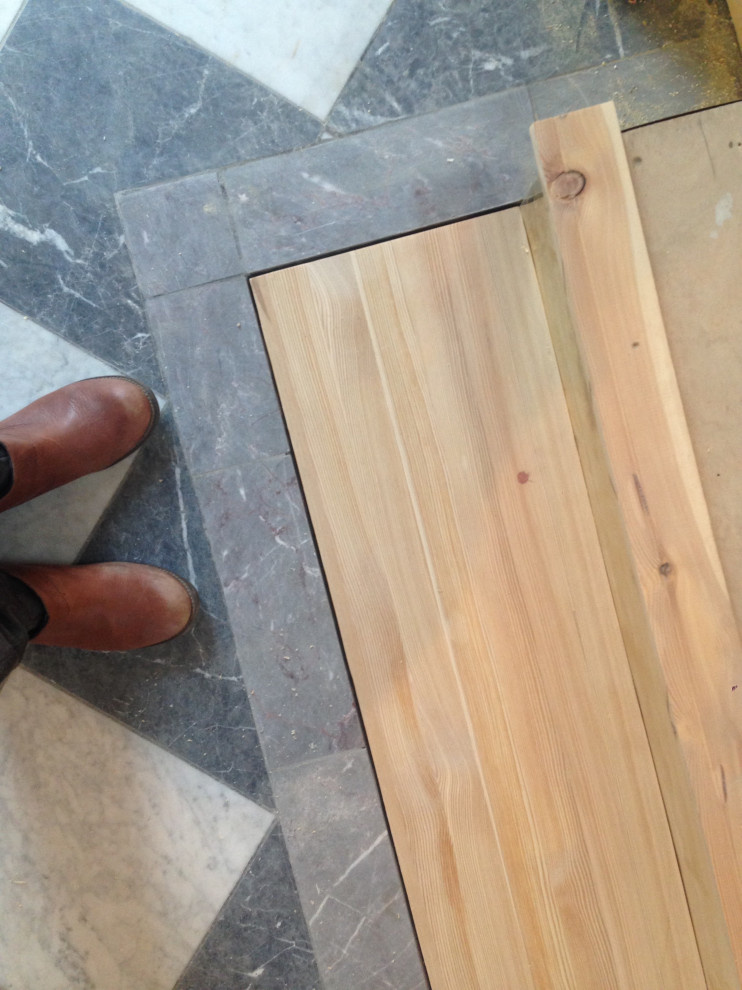 Лестница "выезжает" в прихожую, чтобы убрать длину и использовать каждый сантиме