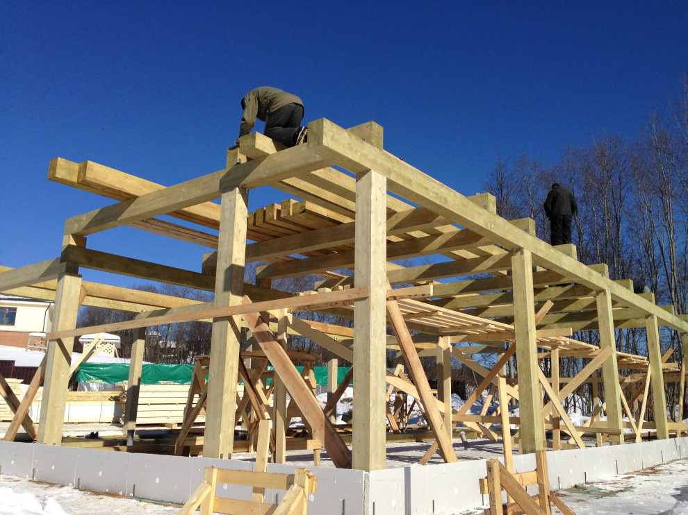 Каркас подрядчик предложил сделать из мощного клеёного бруса.