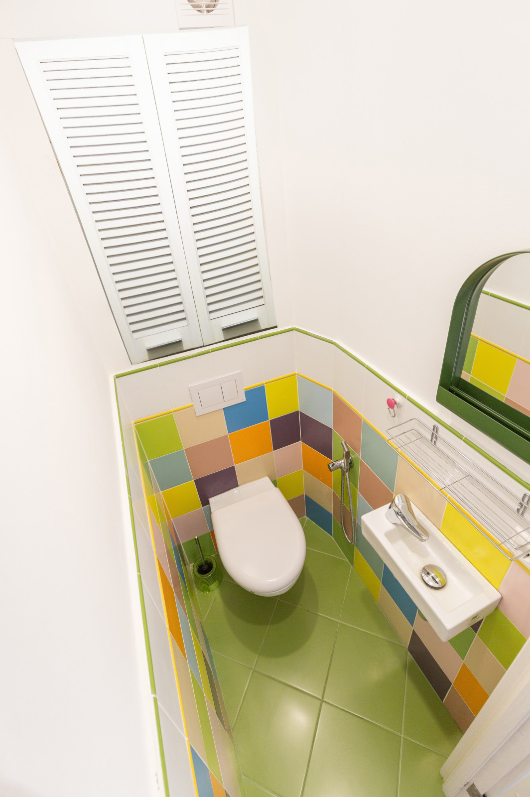 Радужный маленький туалет