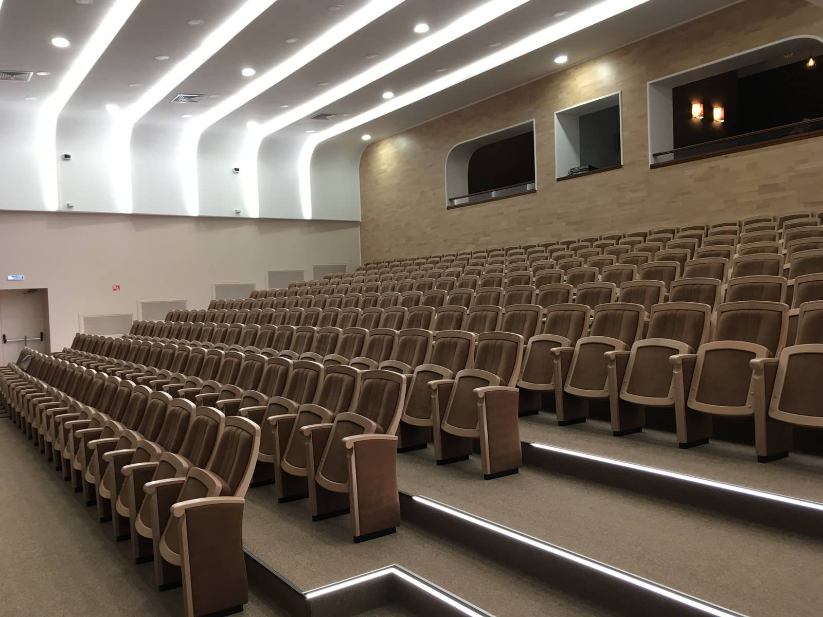 Актовый зал и кафе гимназии в Ольгино