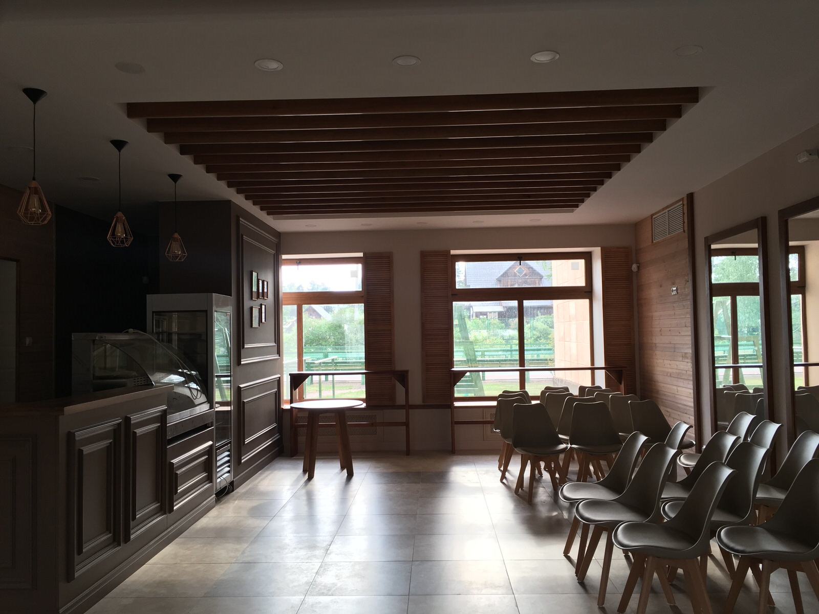 Актовый зал и кафе гимназии в Ольгино