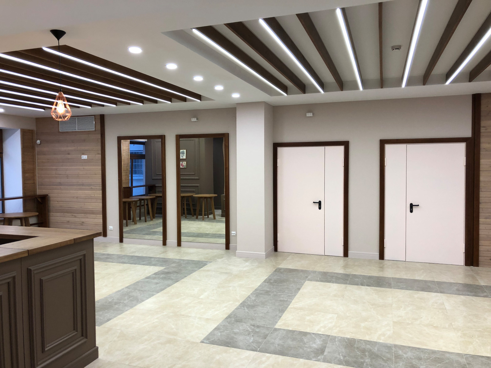 Актовый зал и кафе гимназии в Ольгино