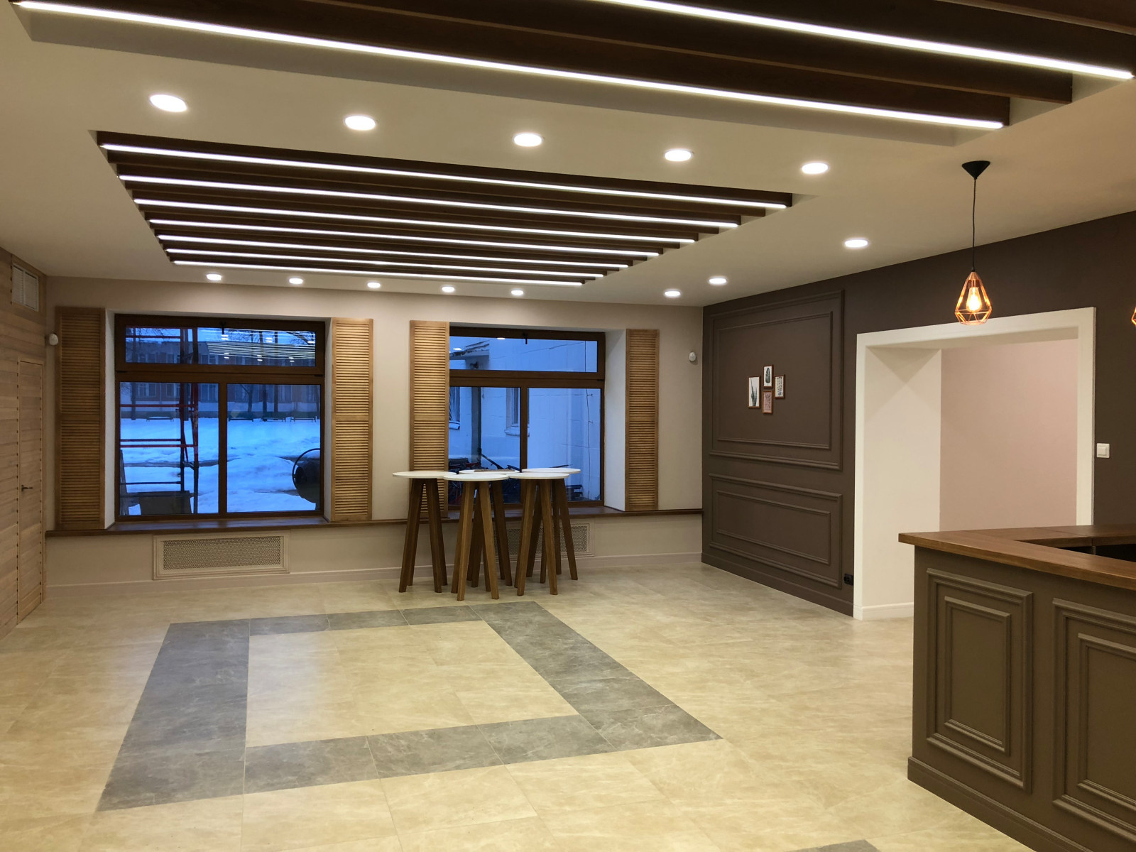 Актовый зал и кафе гимназии в Ольгино