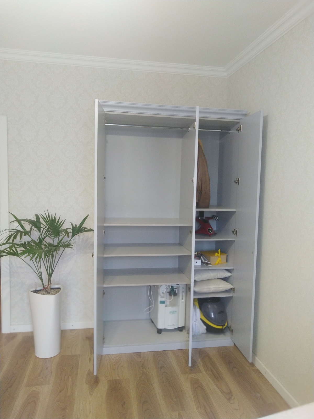 Классичейский шкаф и подвесная тумба на заказ