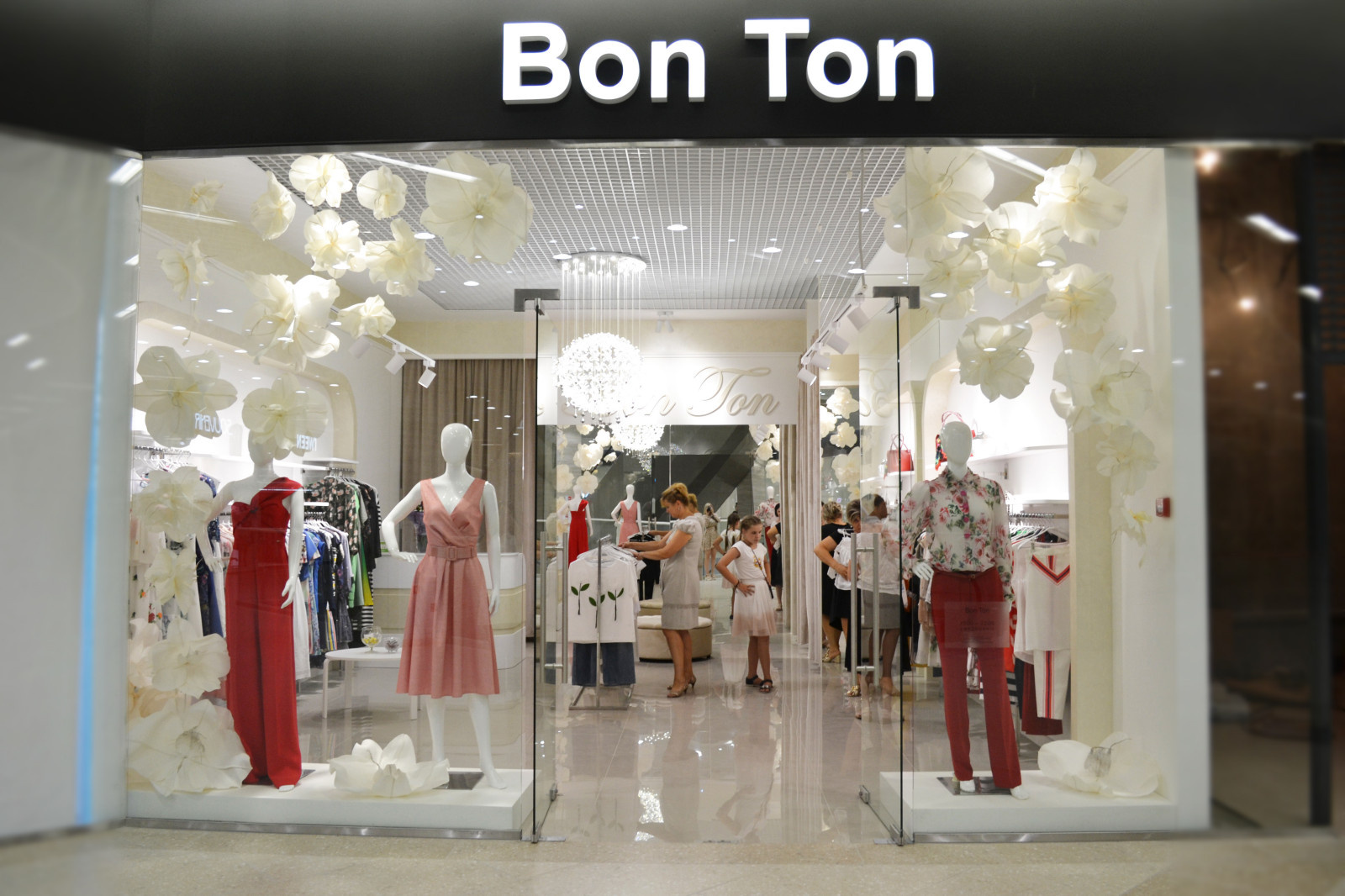 Реализованный проект магазина женской одежды "Bon Ton" ТРЦ Парк