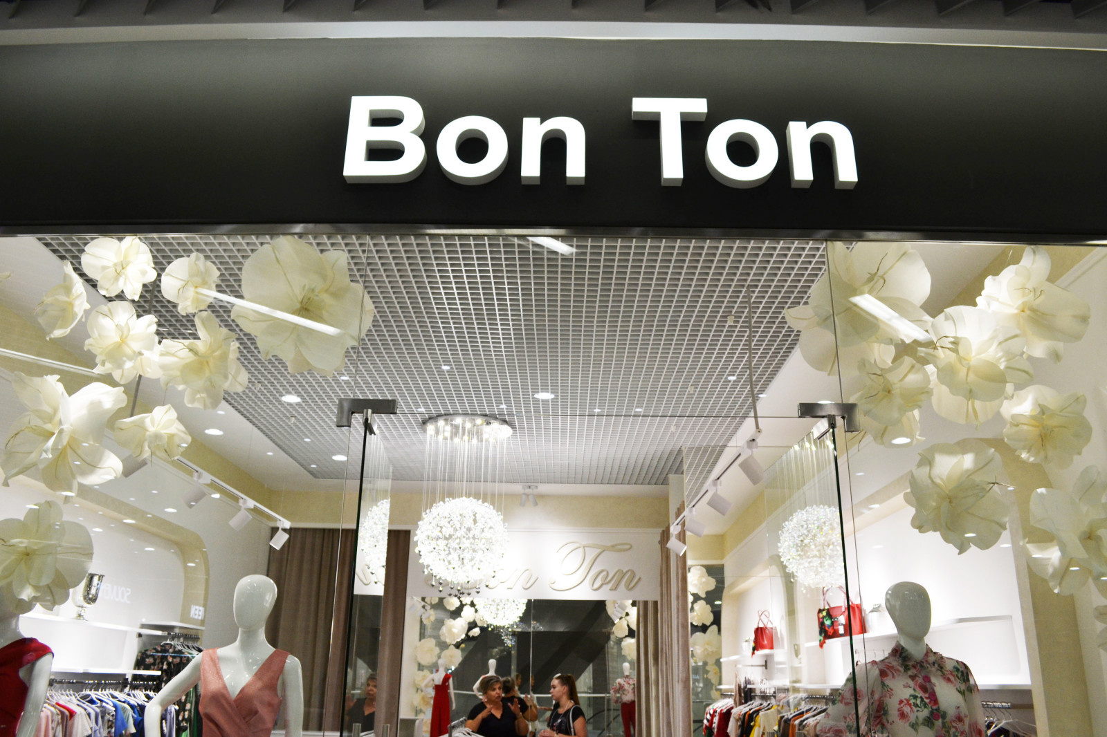 Реализованный проект магазина женской одежды "Bon Ton" ТРЦ Парк