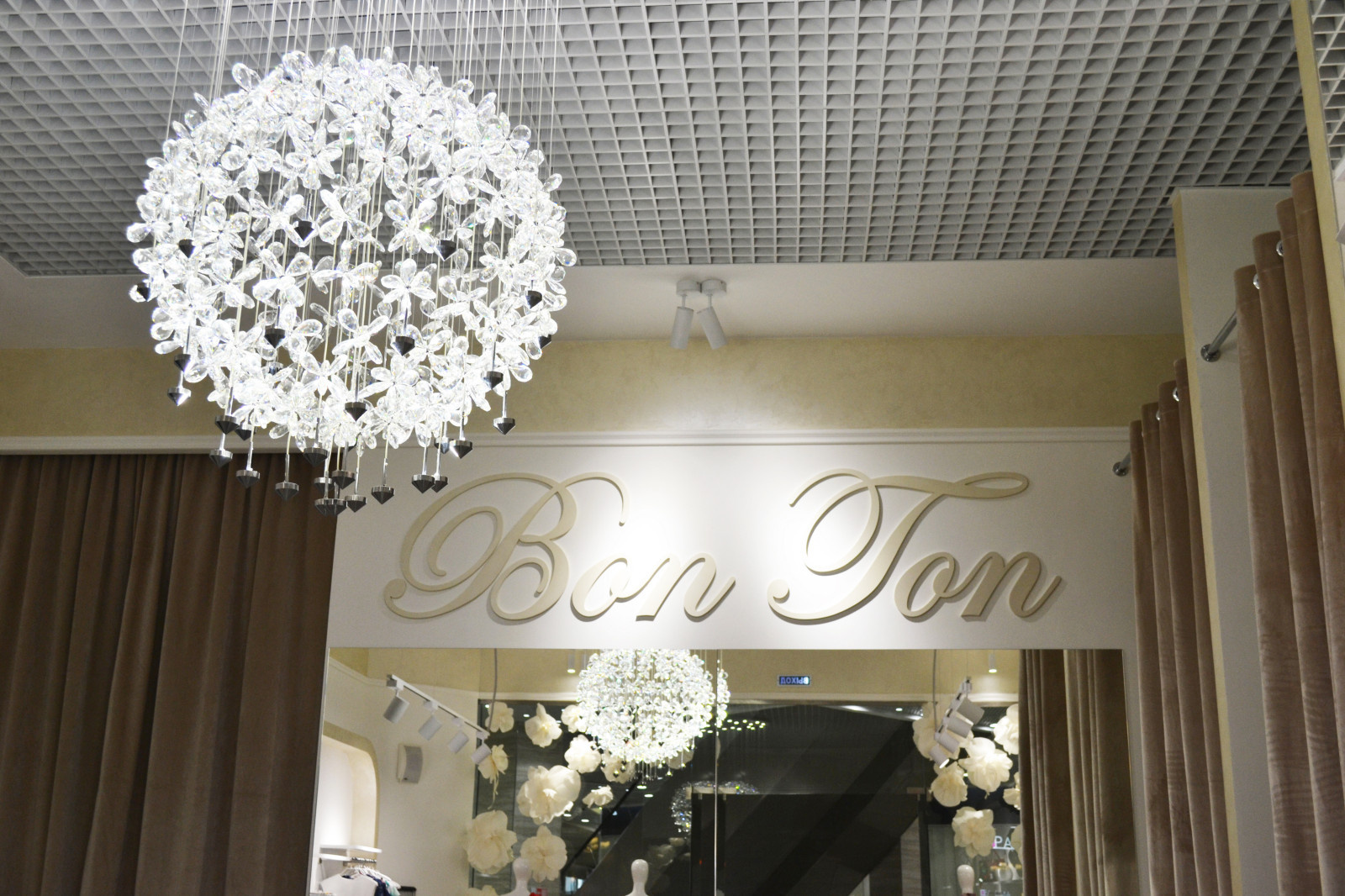 Реализованный проект магазина женской одежды "Bon Ton" ТРЦ Парк