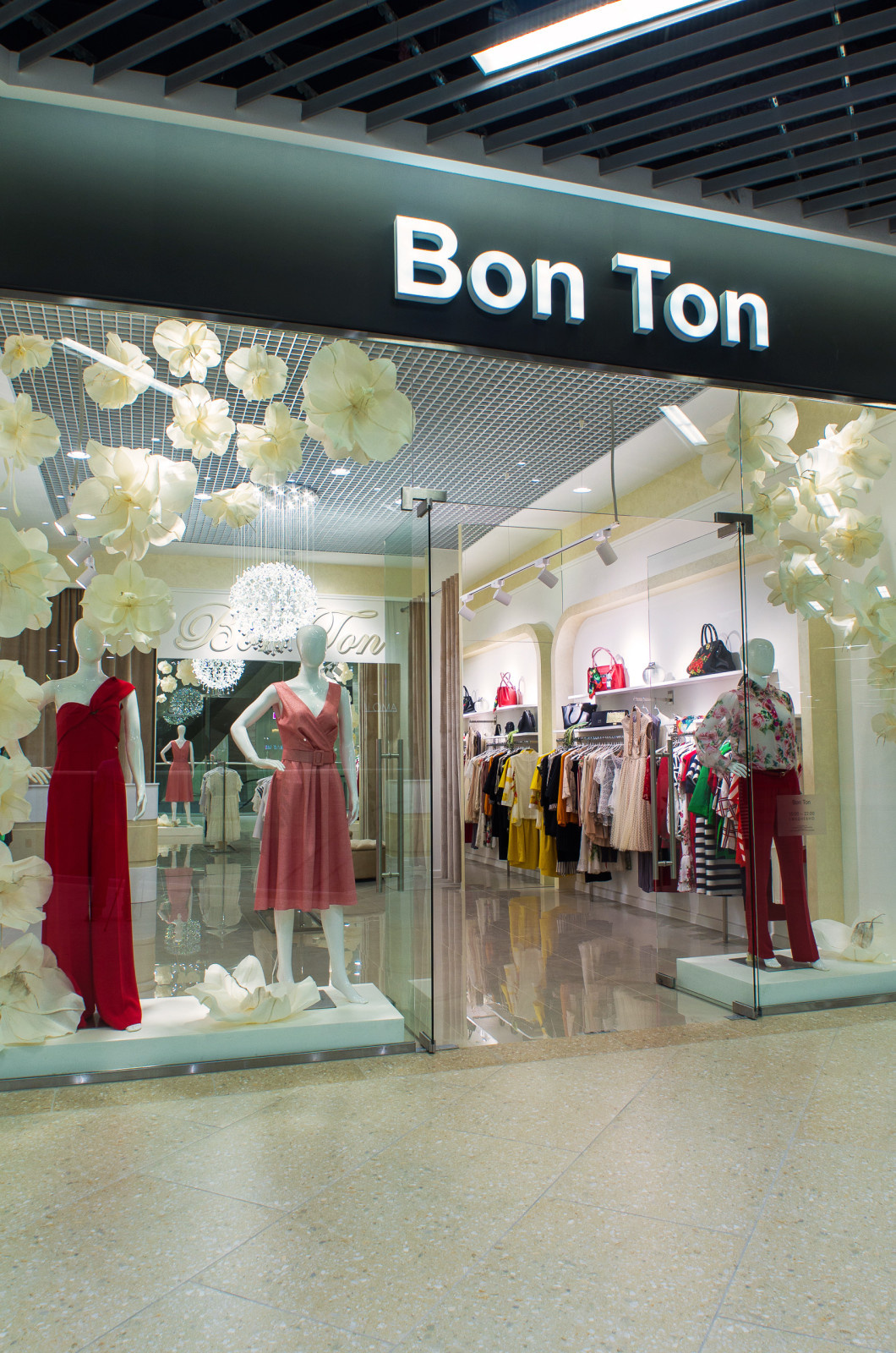 Реализованный проект магазина женской одежды "Bon Ton" ТРЦ Парк