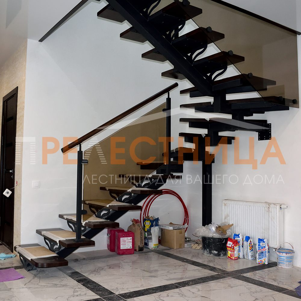 Лестница серии Ассоль с стеклянным ограждением