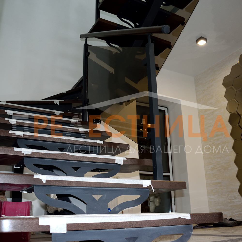 Лестница серии Ассоль с стеклянным ограждением