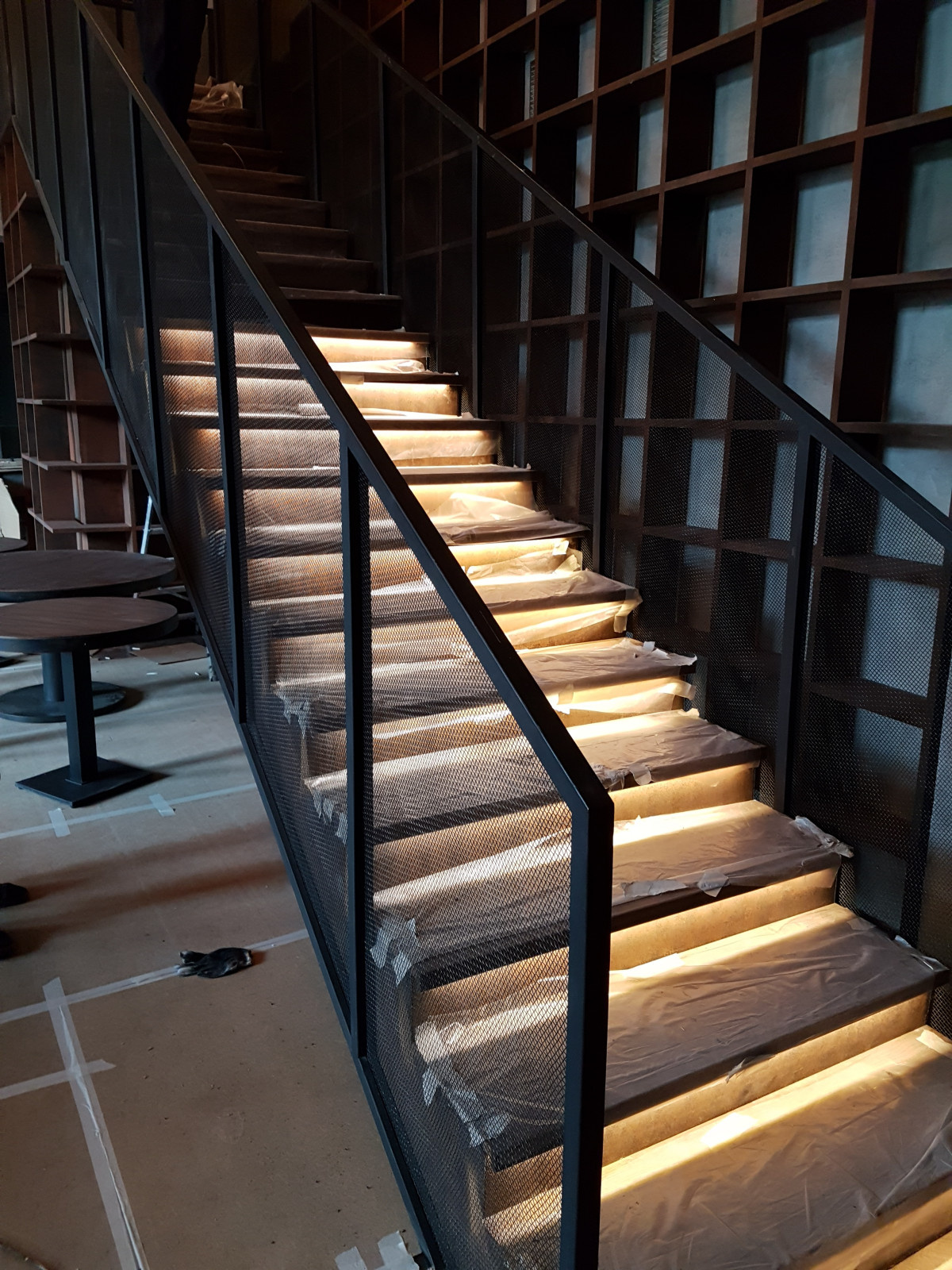 Гостиница Украина. Ресторан Тамани. Лестница, ограждения и стеллажи с подсветкой