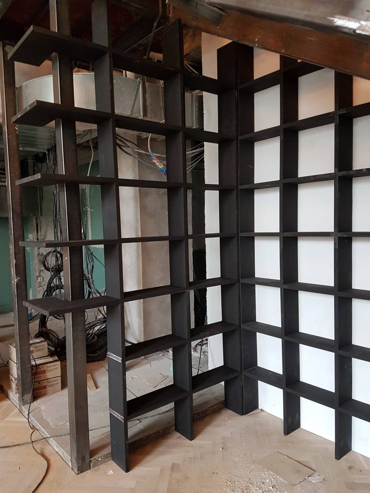 Гостиница Украина. Ресторан Тамани. Лестница, ограждения и стеллажи с подсветкой