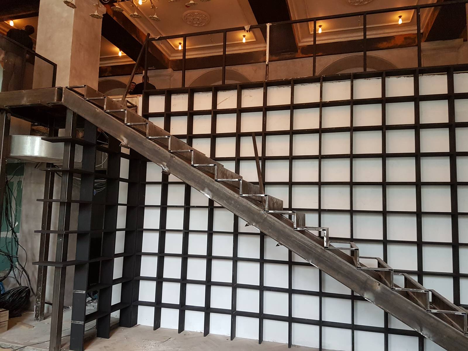 Гостиница Украина. Ресторан Тамани. Лестница, ограждения и стеллажи с подсветкой