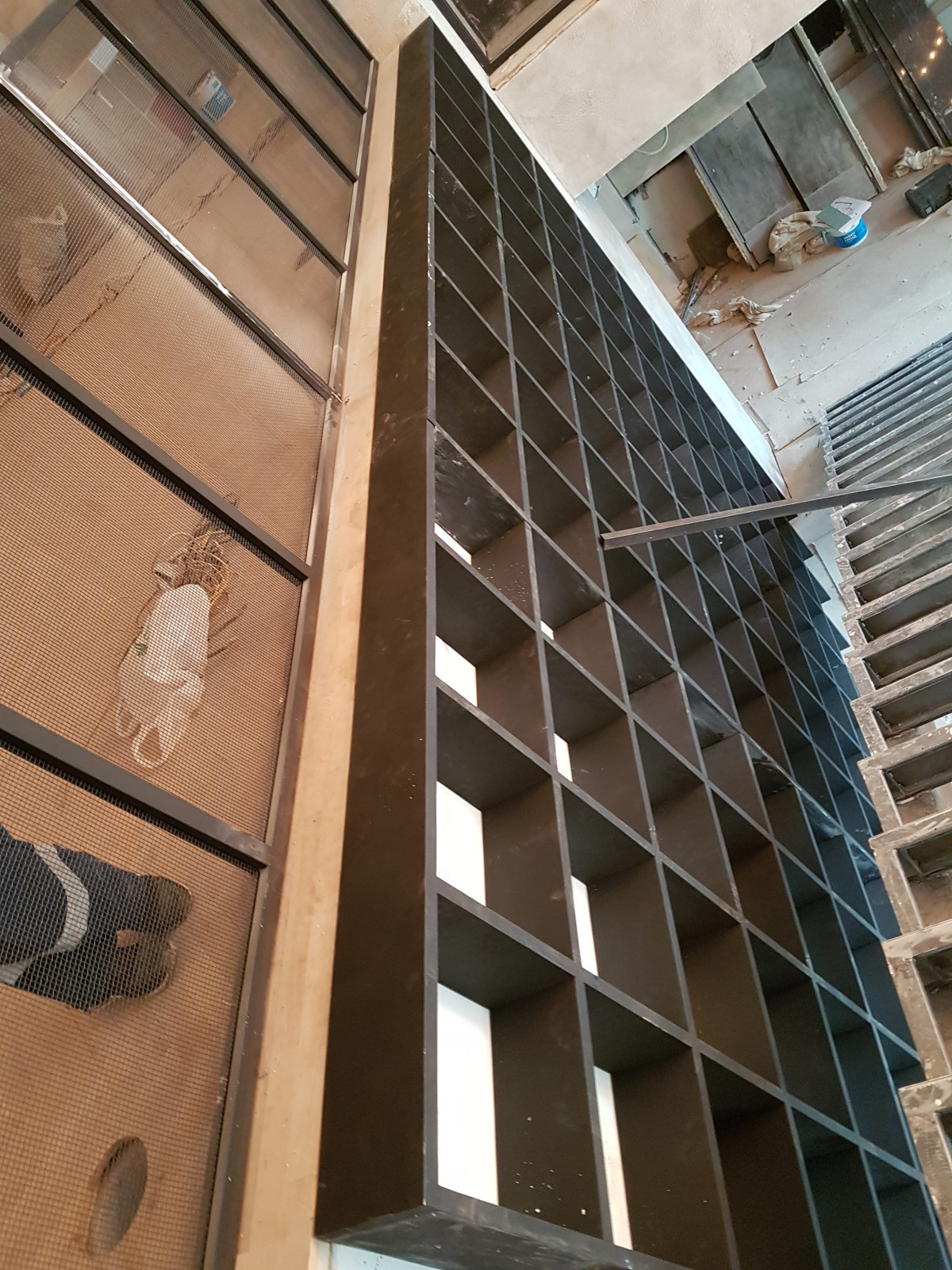 Гостиница Украина. Ресторан Тамани. Лестница, ограждения и стеллажи с подсветкой