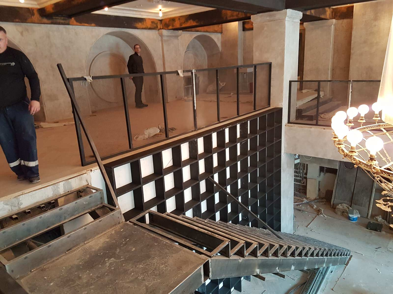 Гостиница Украина. Ресторан Тамани. Лестница, ограждения и стеллажи с подсветкой