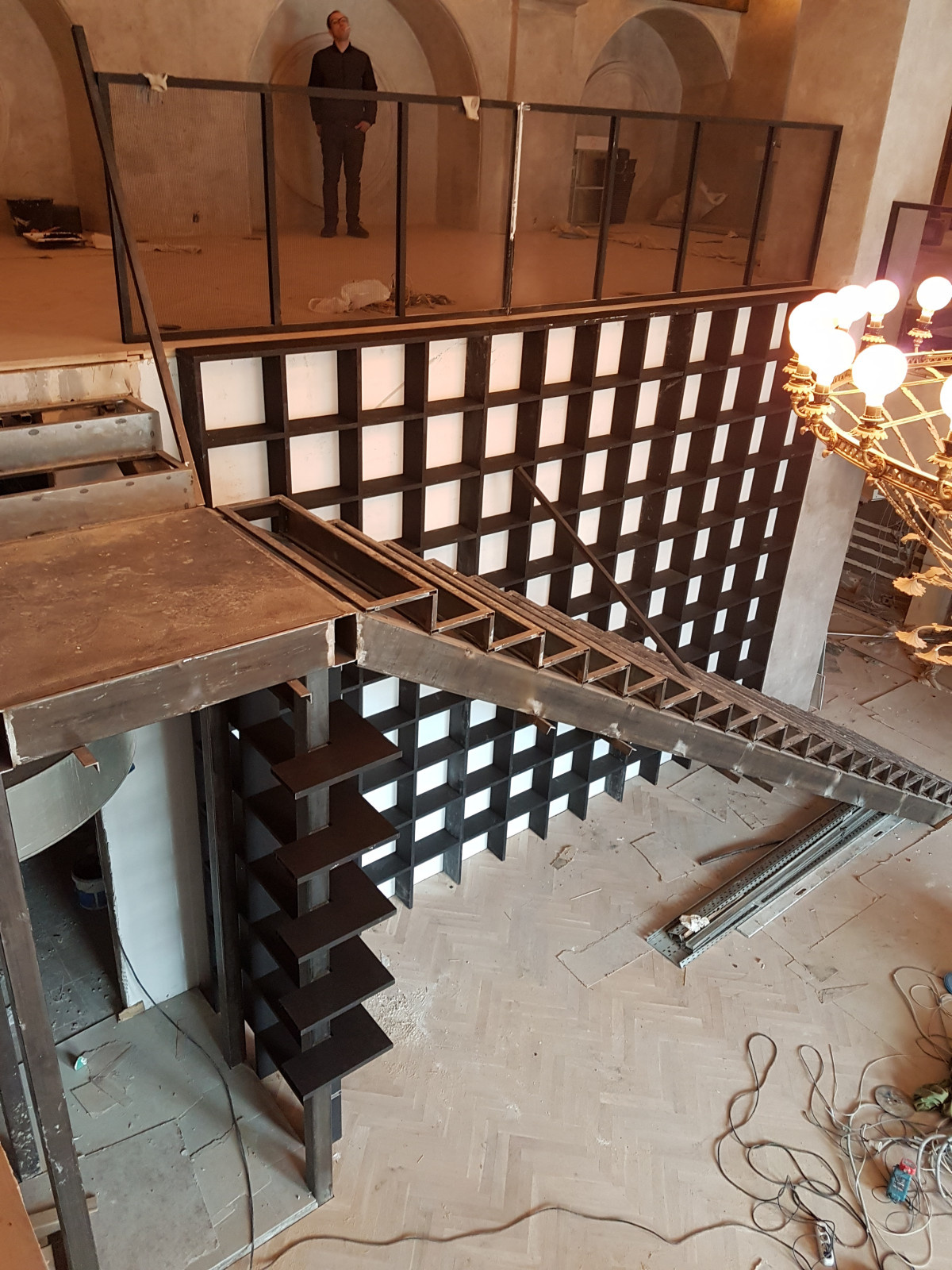 Гостиница Украина. Ресторан Тамани. Лестница, ограждения и стеллажи с подсветкой