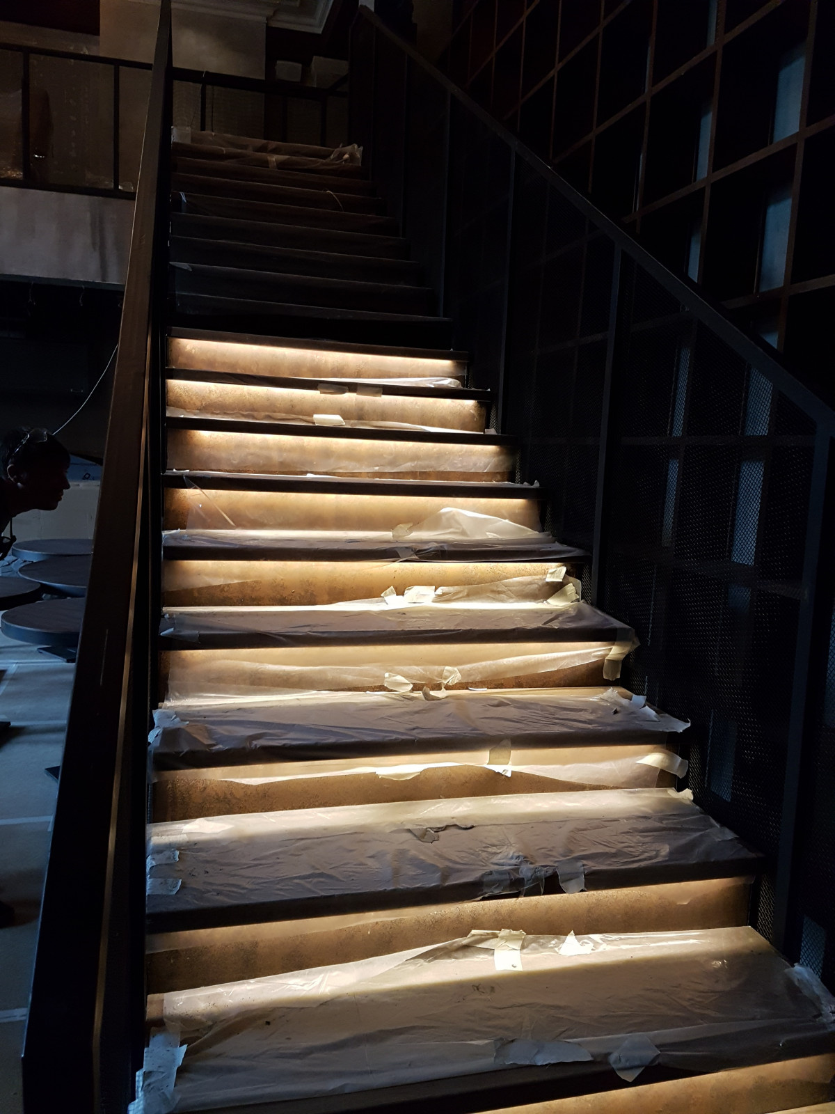 Гостиница Украина. Ресторан Тамани. Лестница, ограждения и стеллажи с подсветкой